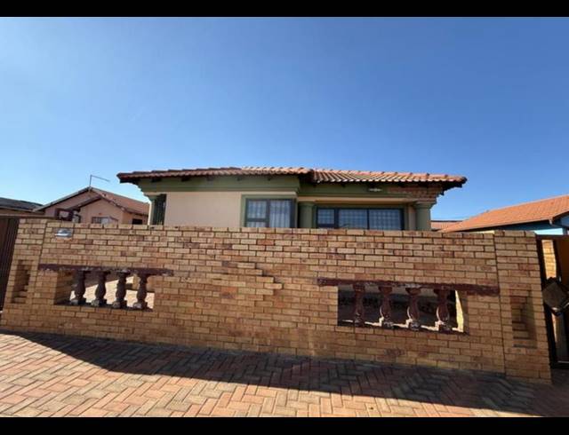 3 BEDROOM HOUSE FOR SALE IN PROTEA GLEN EXT